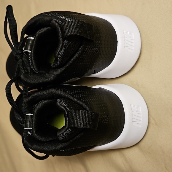 Nike FUTURECRT Youth Court Shoes  Size: 3 1/2 NWOT - Picture 6 of 13